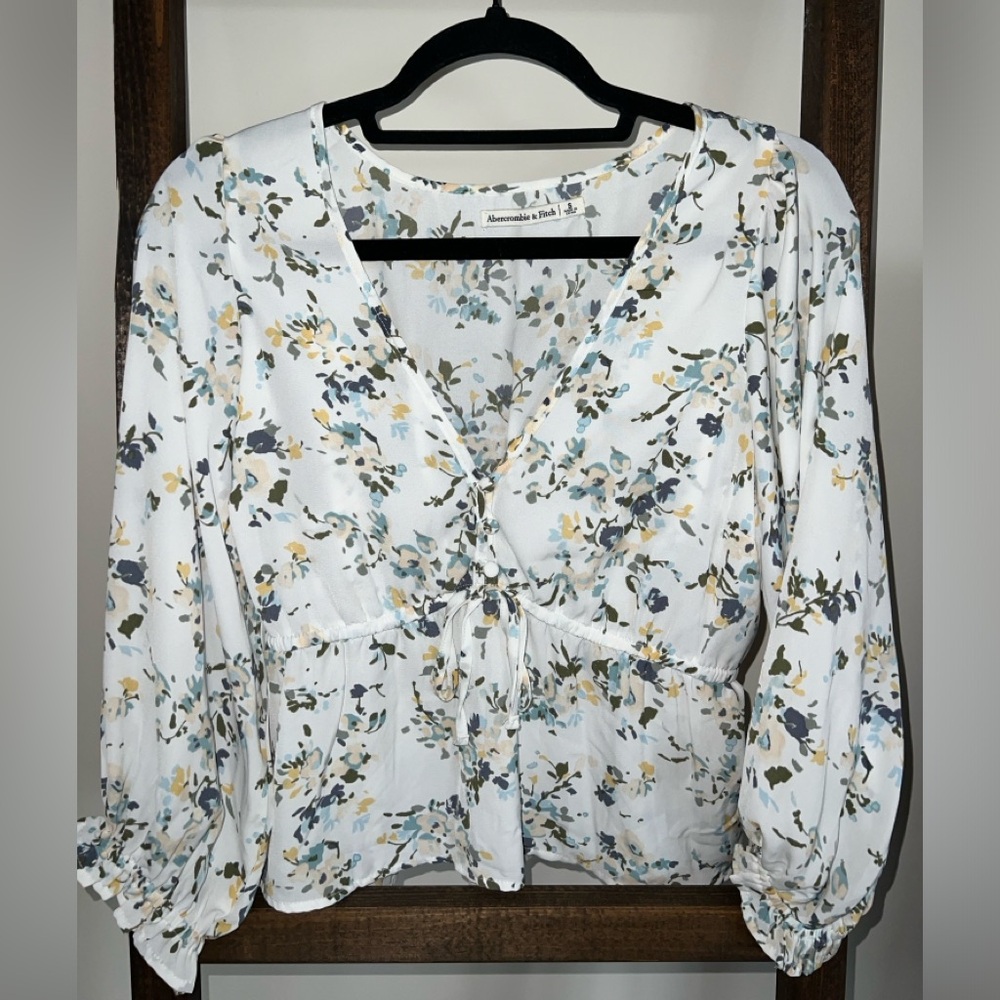 Abercrombie & Fitch White and Blue 3/4 Sleeve Blouse